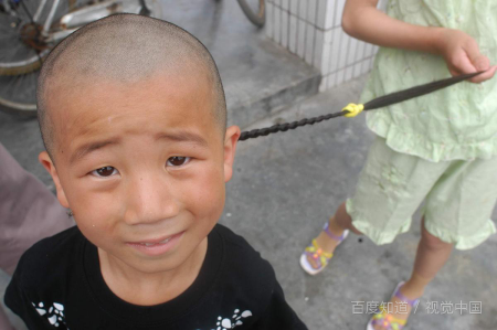 男孩留小辫子的风俗(男孩子留了小辫子非舅舅剪吗)